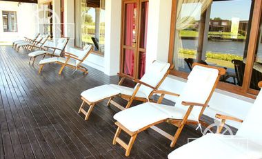 Depto PB con jardin al rio, 3 dormitorios y dependencia - Dos cocheras- con renta h/ 04/26