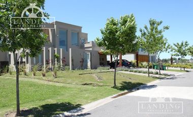 Depto PB con jardin al rio, 3 dormitorios y dependencia - Dos cocheras- con renta h/ 04/26