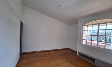 RENTO AMPLIA RESIDENCIA CON ALBERCA EN COLINAS DEL BOSQUE