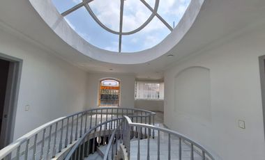 RENTO AMPLIA RESIDENCIA CON ALBERCA EN COLINAS DEL BOSQUE