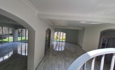 RENTO AMPLIA RESIDENCIA CON ALBERCA EN COLINAS DEL BOSQUE