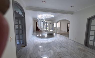 RENTO AMPLIA RESIDENCIA CON ALBERCA EN COLINAS DEL BOSQUE