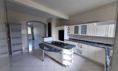 RENTO AMPLIA RESIDENCIA CON ALBERCA EN COLINAS DEL BOSQUE