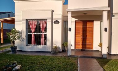 VENTA CASA EN MAR DE AJO GAS NATURAL GARAGE PARA DOS AUTOS