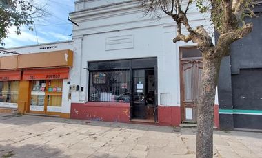 OPORTUNIDAD, Casa a reciclar - A la venta en el centro de Cañuelas