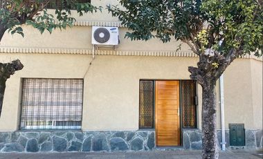 Excelente propiedad 6 ambientes en 2 plantas en muy buena zona de Munro