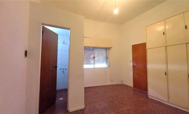 Excelente propiedad 6 ambientes en 2 plantas en muy buena zona de Munro