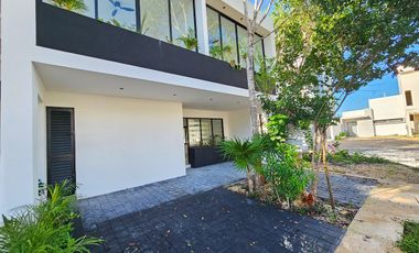 Casa NUEVA · 3 Recámaras · Arbolada · Av. Huayacán · Amenidades