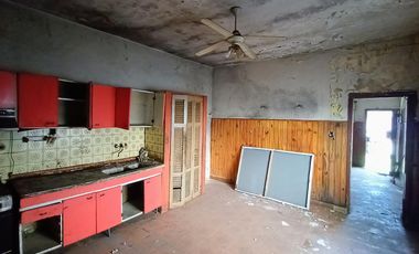 Reservada! Casa PH en Lanús Oeste 118 m2 a refaccionar completo. Sucesión