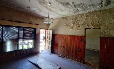 Reservada! Casa PH en Lanús Oeste 118 m2 a refaccionar completo. Sucesión