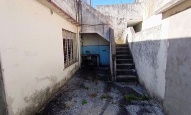 Reservada! Casa PH en Lanús Oeste 118 m2 a refaccionar completo. Sucesión