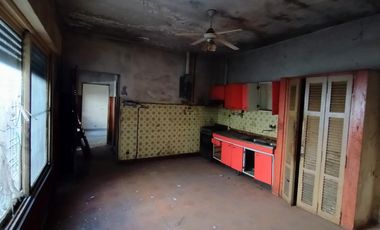 Reservada! Casa PH en Lanús Oeste 118 m2 a refaccionar completo. Sucesión