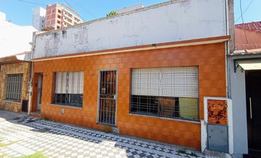 Reservada! Casa PH en Lanús Oeste 118 m2 a refaccionar completo. Sucesión