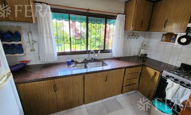 Venta casa de 4 ambientes con cochera y jardin en Ezpeleta