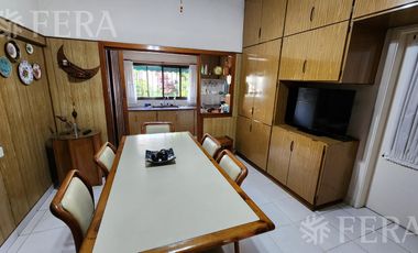 Venta casa de 4 ambientes con cochera y jardin en Ezpeleta