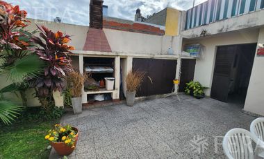 Venta casa de 4 ambientes con cochera y jardin en Ezpeleta