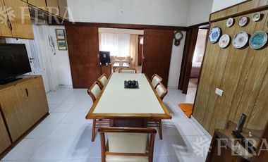 Venta casa de 4 ambientes con cochera y jardin en Ezpeleta