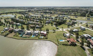 Lote a la laguna en El Principado Canning