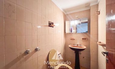 Casa 5 amb. con cochera doble y Galpón en Villa Primera