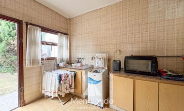 Casa 5 amb. con cochera doble y Galpón en Villa Primera