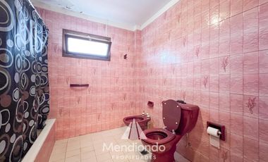 Casa 5 amb. con cochera doble y Galpón en Villa Primera