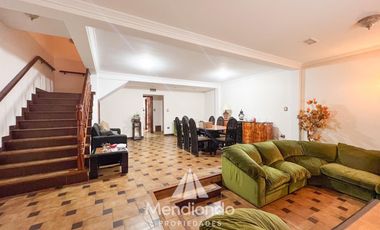 Casa 5 amb. con cochera doble y Galpón en Villa Primera