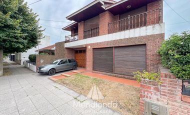 Casa 5 amb. con cochera doble y Galpón en Villa Primera