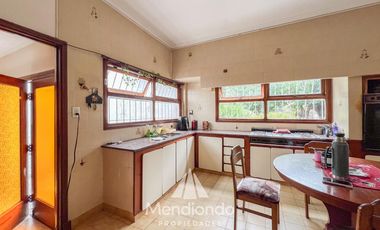 Casa 5 amb. con cochera doble y Galpón en Villa Primera