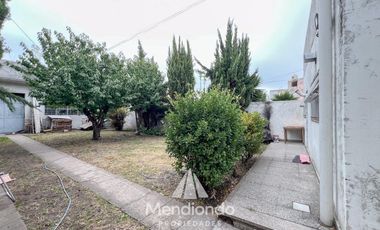 Casa 5 amb. con cochera doble y Galpón en Villa Primera