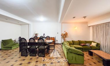Casa 5 amb. con cochera doble y Galpón en Villa Primera