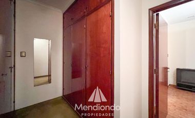 Casa 5 amb. con cochera doble y Galpón en Villa Primera