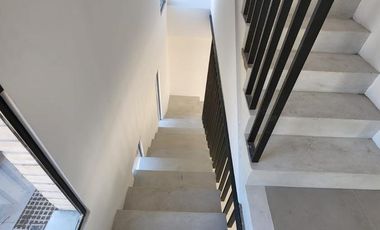 DUPLEX DE 4 AMBIENTES A ESTRENAR CON COCHERA Y TERRAZA EN PLANTA ALTA EN VENTA. CARAPACHAY