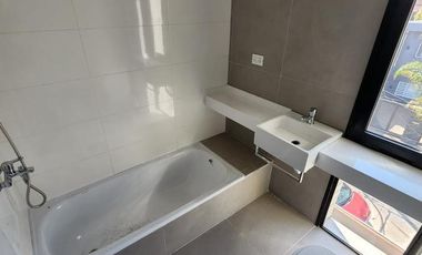 DUPLEX DE 4 AMBIENTES A ESTRENAR CON COCHERA Y TERRAZA EN PLANTA ALTA EN VENTA. CARAPACHAY