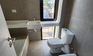 DUPLEX DE 4 AMBIENTES A ESTRENAR CON COCHERA Y TERRAZA EN PLANTA ALTA EN VENTA. CARAPACHAY