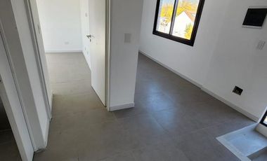 DUPLEX DE 4 AMBIENTES A ESTRENAR CON COCHERA Y TERRAZA EN PLANTA ALTA EN VENTA. CARAPACHAY