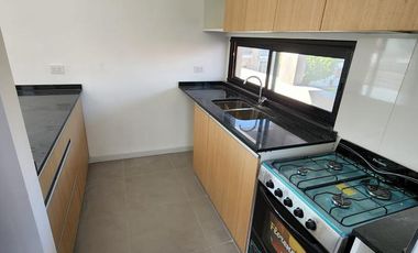 DUPLEX DE 4 AMBIENTES A ESTRENAR CON COCHERA Y TERRAZA EN PLANTA ALTA EN VENTA. CARAPACHAY