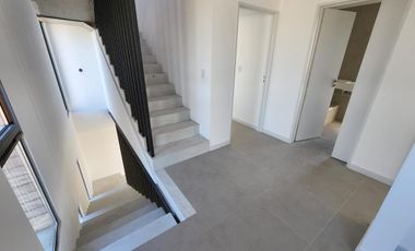 DUPLEX DE 4 AMBIENTES A ESTRENAR CON COCHERA Y TERRAZA EN PLANTA ALTA EN VENTA. CARAPACHAY