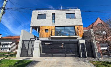 DUPLEX DE 4 AMBIENTES A ESTRENAR CON COCHERA Y TERRAZA EN PLANTA ALTA EN VENTA. CARAPACHAY