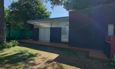 Casa  venta Villa Elisa 2 dormitorios cocheras parque asfalto servicios