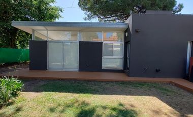 Casa  venta Villa Elisa 2 dormitorios cocheras parque asfalto servicios