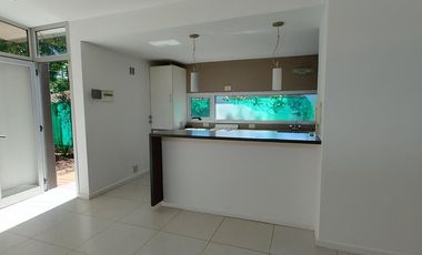 Casa  venta Villa Elisa 2 dormitorios cocheras parque asfalto servicios