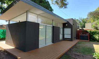 Casa  venta Villa Elisa 2 dormitorios cocheras parque asfalto servicios