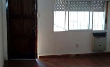 Chalet 2 dormitorios jardin y cochera para 2 autos