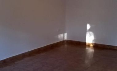 Chalet 2 dormitorios jardin y cochera para 2 autos