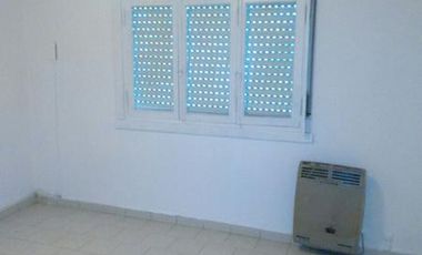 Chalet 2 dormitorios jardin y cochera para 2 autos