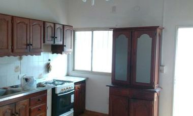 Chalet 2 dormitorios jardin y cochera para 2 autos