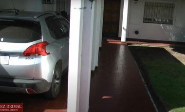 Chalet 2 dormitorios jardin y cochera para 2 autos