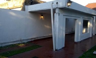 Chalet 2 dormitorios jardin y cochera para 2 autos