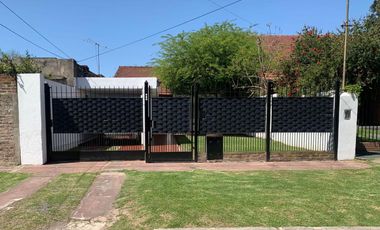 Chalet 2 dormitorios jardin y cochera para 2 autos