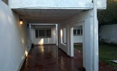 Chalet 2 dormitorios jardin y cochera para 2 autos